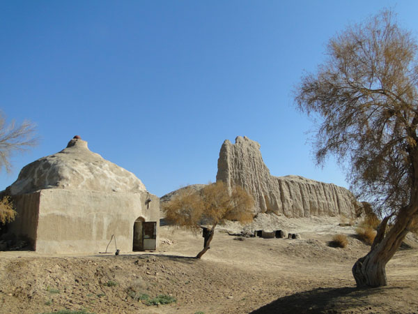 Домик рядом с мавзолеем Мухаммеда ибн Зейда, где живет яшули [Долгий В,]