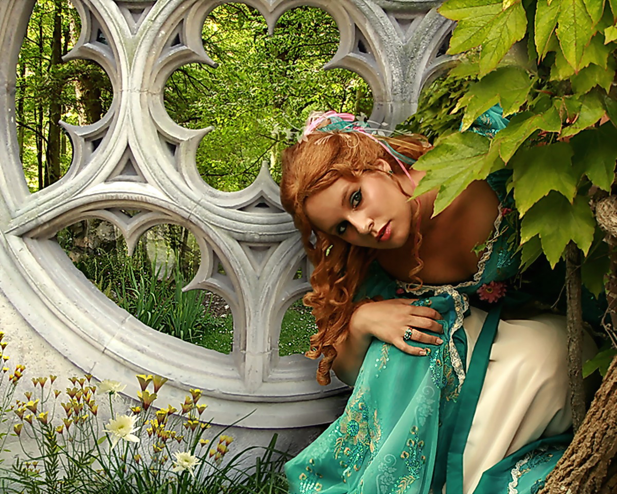 Девушка в сказочном саду