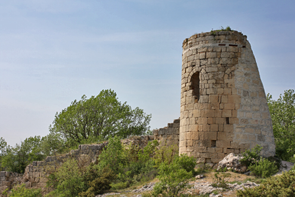 Сюйренская крепость - башня и остатки стены []
