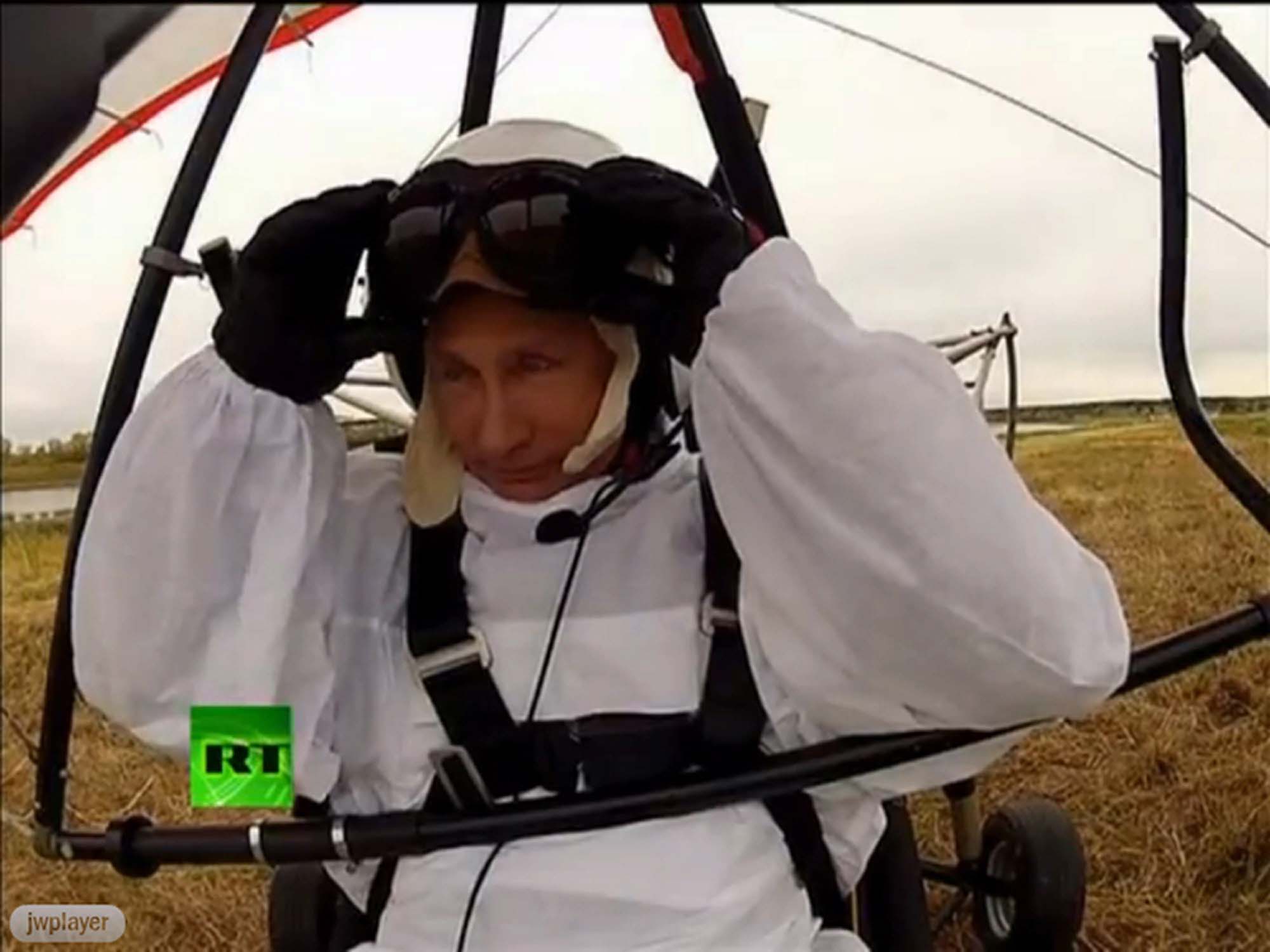 Путин на дельтаплане с журавлями
