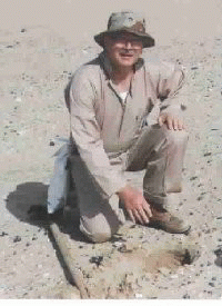 Юджин Шумейкер. В поисках метеоритов в пустыне Вабар. []
