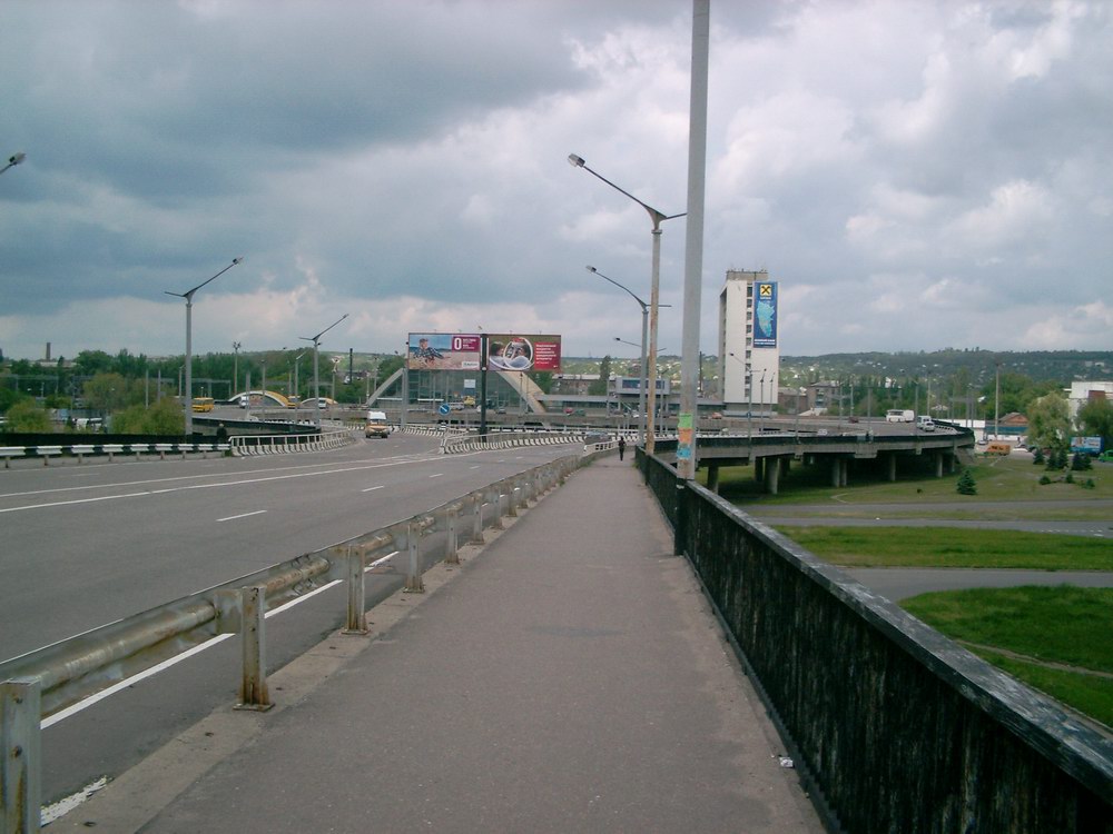 Железнодорожный вокзал Луганска. Самое высокое здание - гостиница. [Mihalich]