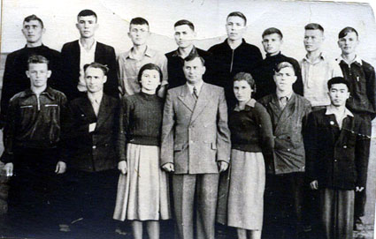 1958 г. Текели. Школьный автомобильный кружок, автор – крайний справа во втором ряду. []