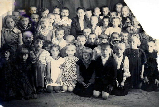 Челябинск-40. 1948 г. 1-й класс. Я сзади, слева от учительницы. []