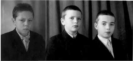 Колыма. Ягодное. 1953 г. Неразлучная троица: Алёша Денисов слева и Саша Жалков справа. []