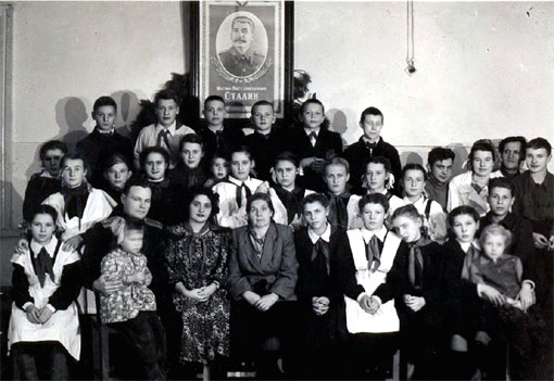 Колыма, Ягодное. 1953 г. Лучшие ученики. Я третий справа под портретом вождя, второй Алёша Денисов. В центре директор школы Комиссарова, справа 