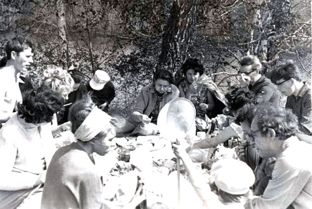 Май 1972 г. Тюмень. День химика. Мой тост, впереди Нина. Справа на переднем плане главный тюменский 