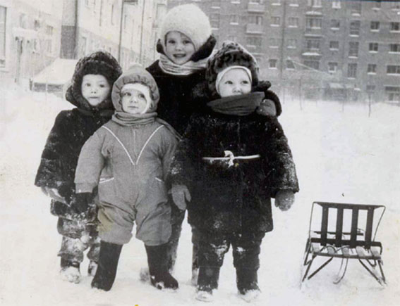 Тюмень. Январь 1969 г. Эльвира с Игорем справа. Рядом с Игорем Дима Кучерюк. []