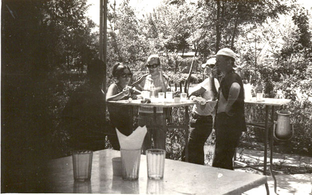 Июнь 1971 г. Иссык-Куль. Шашлык с сухим вином на соседней правительственной турбазе 
