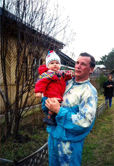 Оськино. Май 2001 г. После бани. Морда красная… Маленькая Надя довольна. []