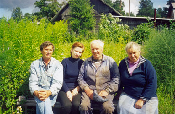 Оськино. 02.08.2002 г. Прощальный снимок, рядом Юлия и супруги Горбачёвы,15 лет назад способствовавшие покупке дачи.  []
