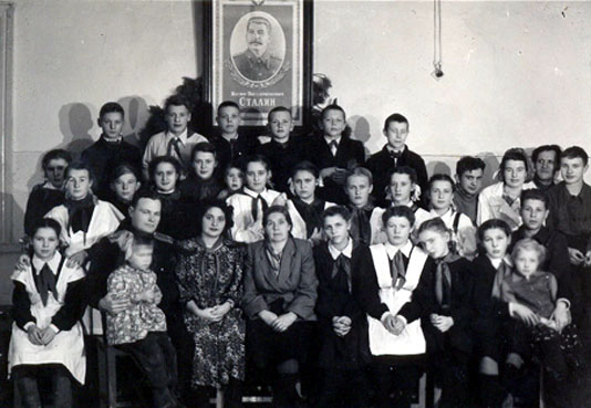 1953 г. Колыма. Ягодное. Лучшие ученики. Автор – третий справа под портретом вождя, второй – Алёша Денисов. []