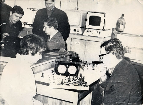 1972 г. Тюмень. Шахматный блиц в лаборатории. Соперник автора (крайний слева) - Николай Константинович Иванов. []