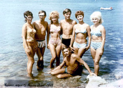 Июнь 1973 г. Чёрное море. Вторая справа – Влада, в ногах расположился Володя Ведерников. []
