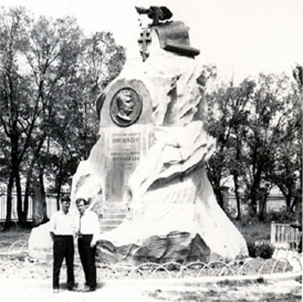 Июнь 1971 г. Пржевальск. Могила великого путешественника на высоком берегу Иссык-Куля. Автор слева. []