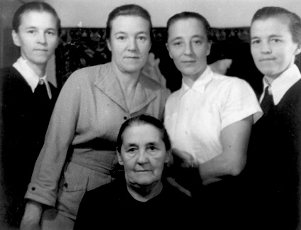 Вторая половина 50-х. Ома с дочерьми, мама вторая слева. []