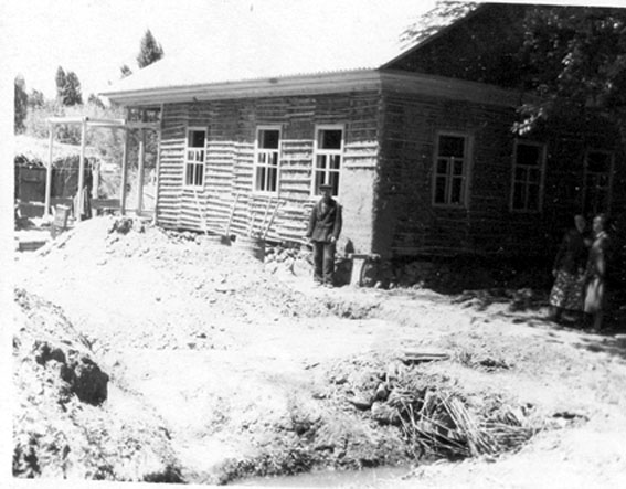 Лето 1959 г. Талды-Курган. Папа на фоне строящегося собственного дома. Закладка маленького сада впереди. []