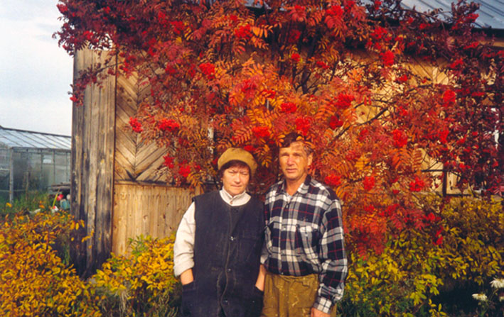 24.09.2001 г. Оськино. Последнее совместное фото с Надей на фоне рябины, жимолости. Слева 