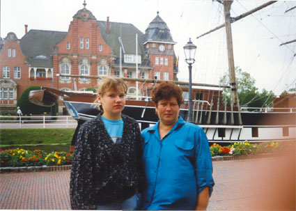Август 1994 г. Надя с Юлей в центре Папенбурга. []