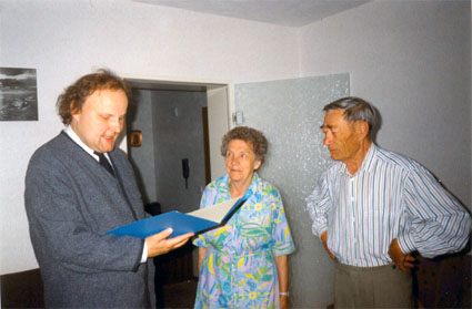 31.07.1997 г. Пастор утром приветствует родителей с бриллиантовой свадьбой. []