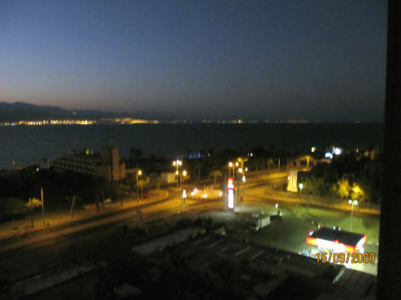 Вечерний вид на Красное море. На горизонте светится Иордания.  []