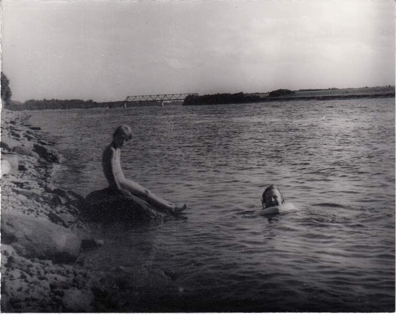 это я и моя младшая сестра плаваем в р. Волхов [мой дед.]