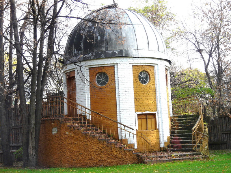 Здание бывшей астрономической обсерватории на территории парка. 2008 г.  [А. Рублев]