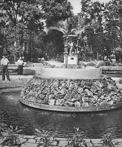Майоликовый фонтан у Розария. Конец 1940-х годов.  []
