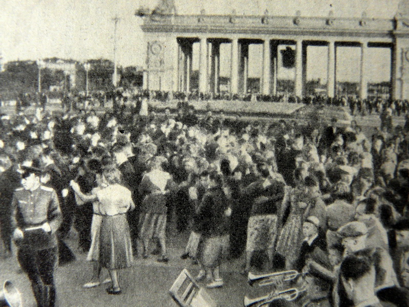 Народные гуляния на Ленинской площади. 1950-е г.г.  []