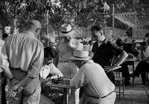 За игрой в шахматы.1954 г. Фотограф - М. Озерский. []