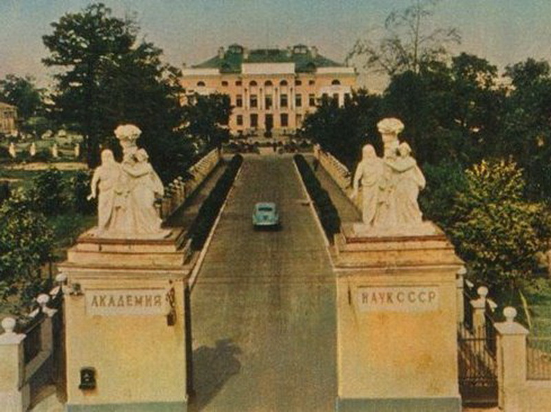 Скульптурные двухфигурные группы на въездных воротах Александринского дворца.1957 г.  []