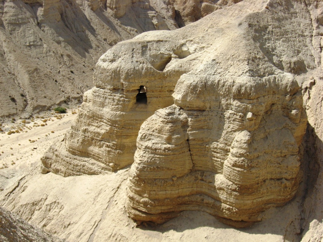 Пещера, где были найдены кумранские рукописи []