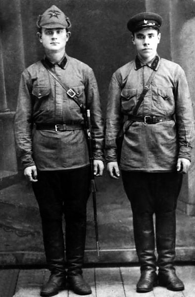 Еланцев Григорий с товарищем в 1920-х годах в армии. (Еланцев справа). [Иванова Л.Ю.]