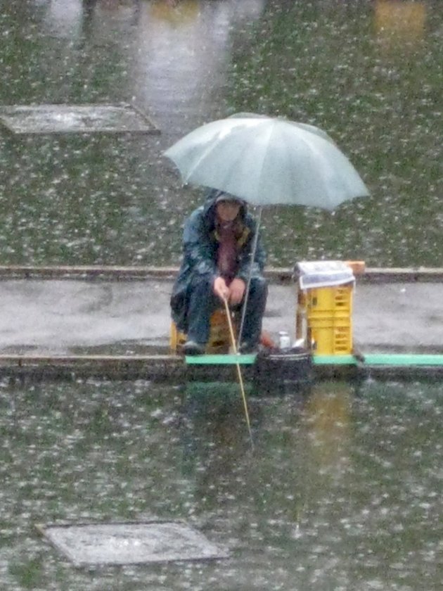 bass_fishin_in_the_rain_2