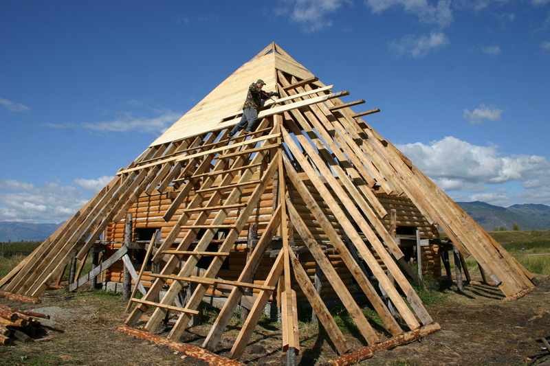 Пирамида из дерева: полезные свойства, как построить на загородном участке
