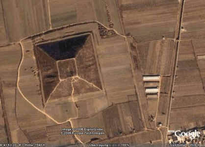 пирамида неподалёку от Сиан в Китае []