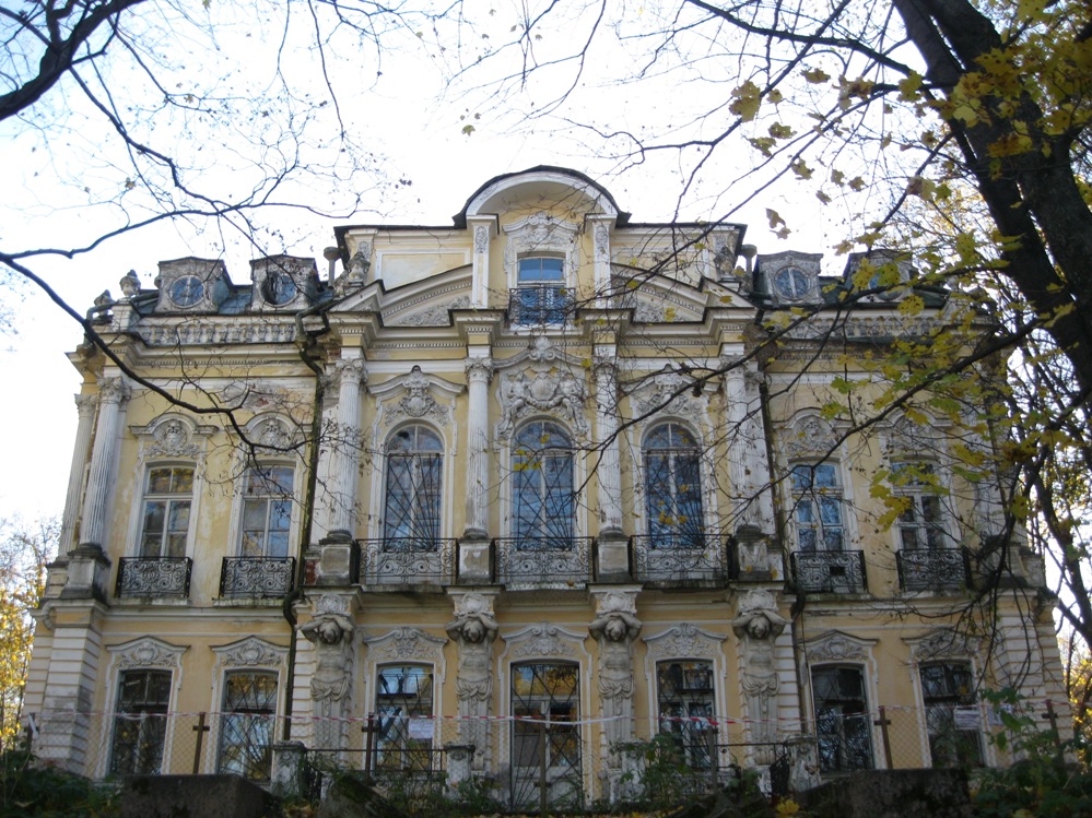 Фасад дворца с северной стороны []