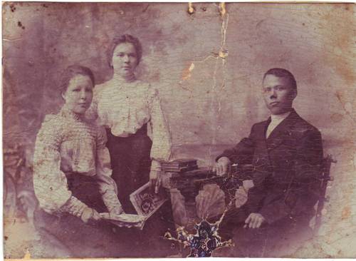 1904 год, Настенька Ляутова сидит слева [Семейный архив]