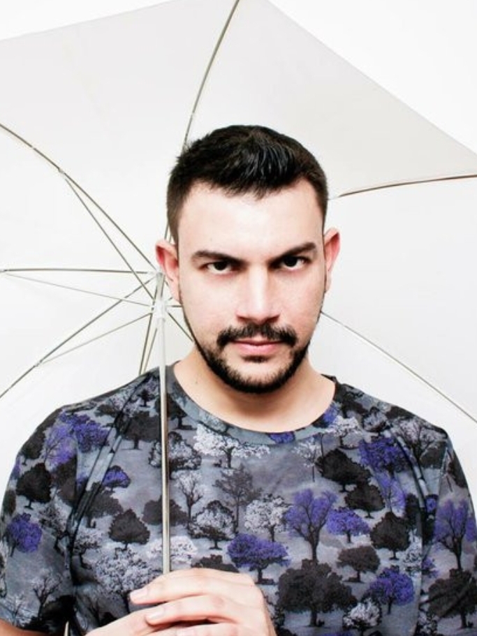 Tareq Souleiman sings about 